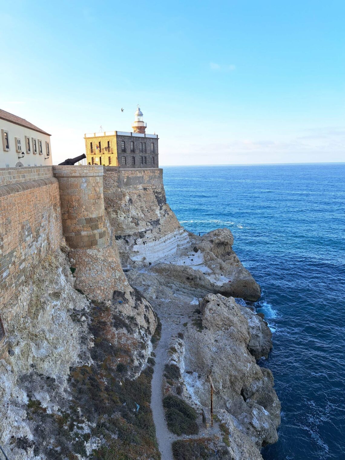Melilla, eine spanische Exklave in Afrika - Marina und Stadtimpressionen - ein Erfahrungsbericht 1 Melilla Leuchtturm scaled