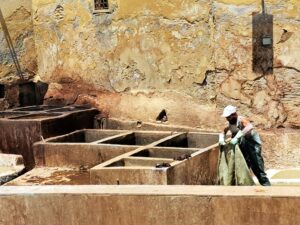 Marokko: Die Chouara - Gerberei und Färberei in Fes: Handarbeit wie im Mittelalter