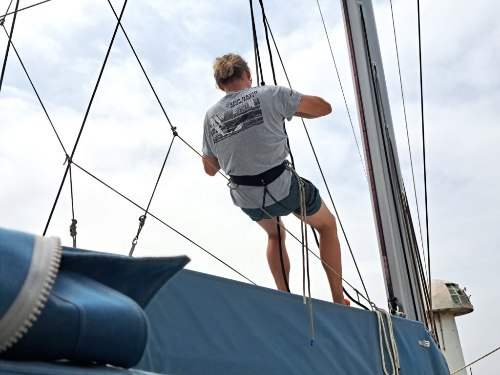 Wir segeln von Afrika auf die Kanaren 2 Bernd im Mast 1