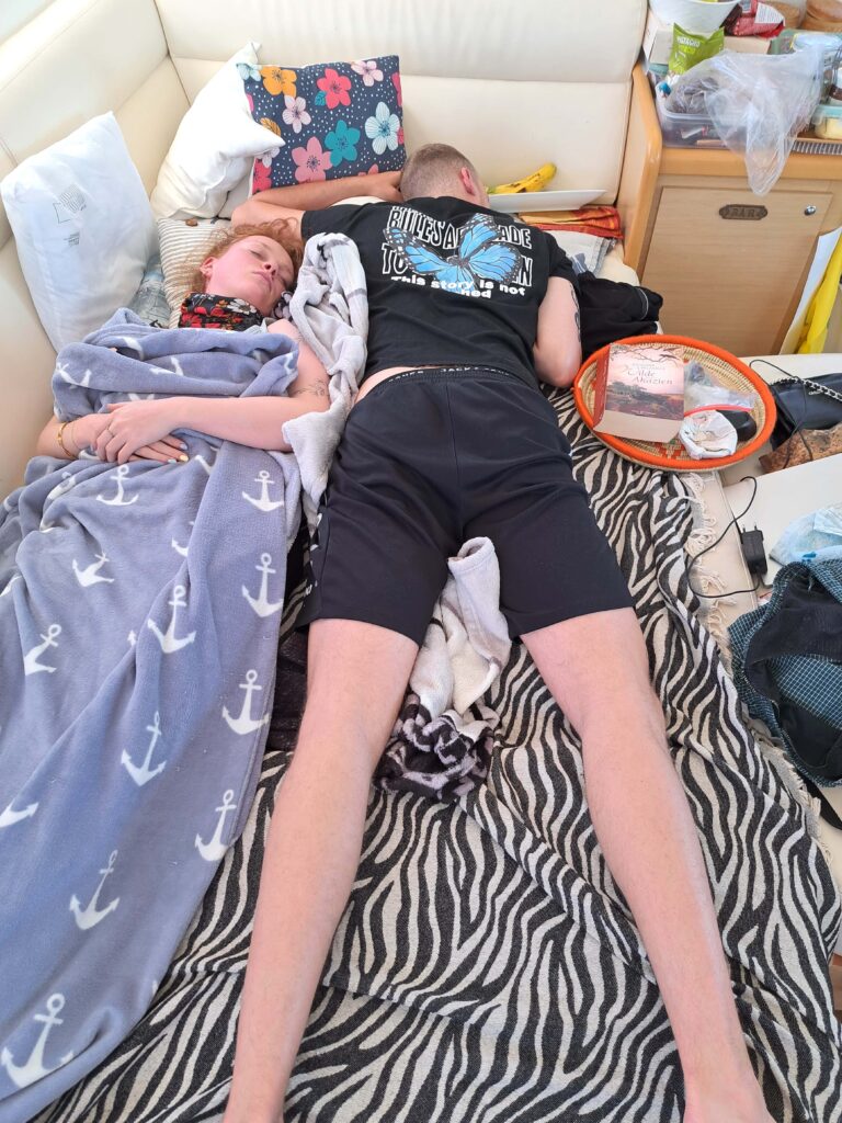 Wir segeln von Afrika auf die Kanaren 11 Celine und Rico auf Nachtfahrt