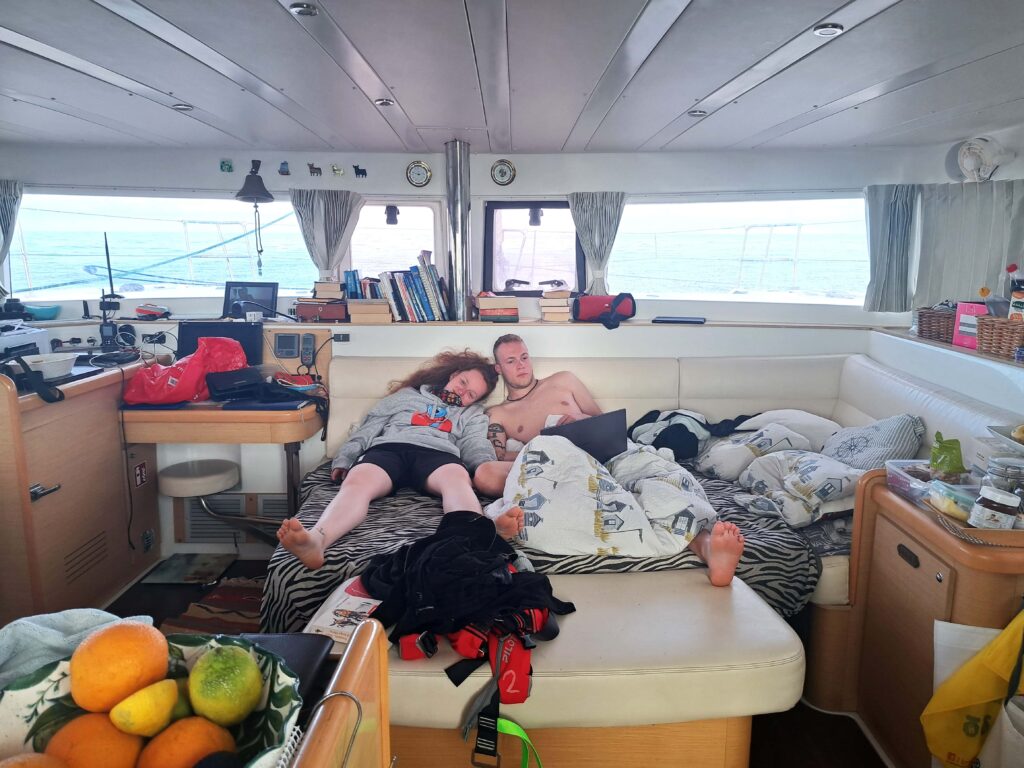 Wir segeln von Afrika auf die Kanaren 9 Celine und Rico im Lotterbett