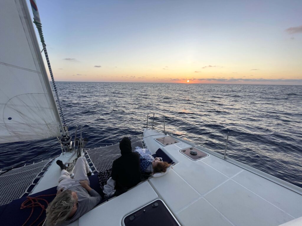 Wir segeln von Afrika auf die Kanaren 13 Segeln in den Sonnenuntergang