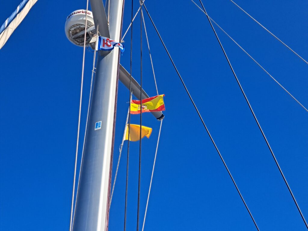 Wir segeln von Afrika auf die Kanaren 14 Spanische Flagge gehisst