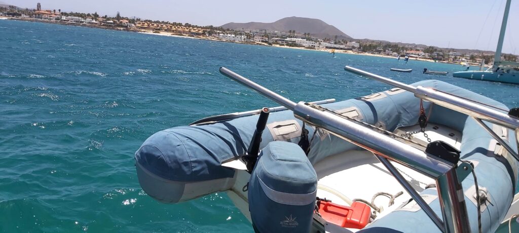 Zwischen den Vulkaninseln der Kanaren 2 Ankern vor Corralejo