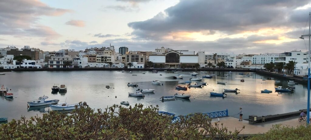 Hochseesegeln für Newcomer 30 Arrecife Promenade mit Flusslauf