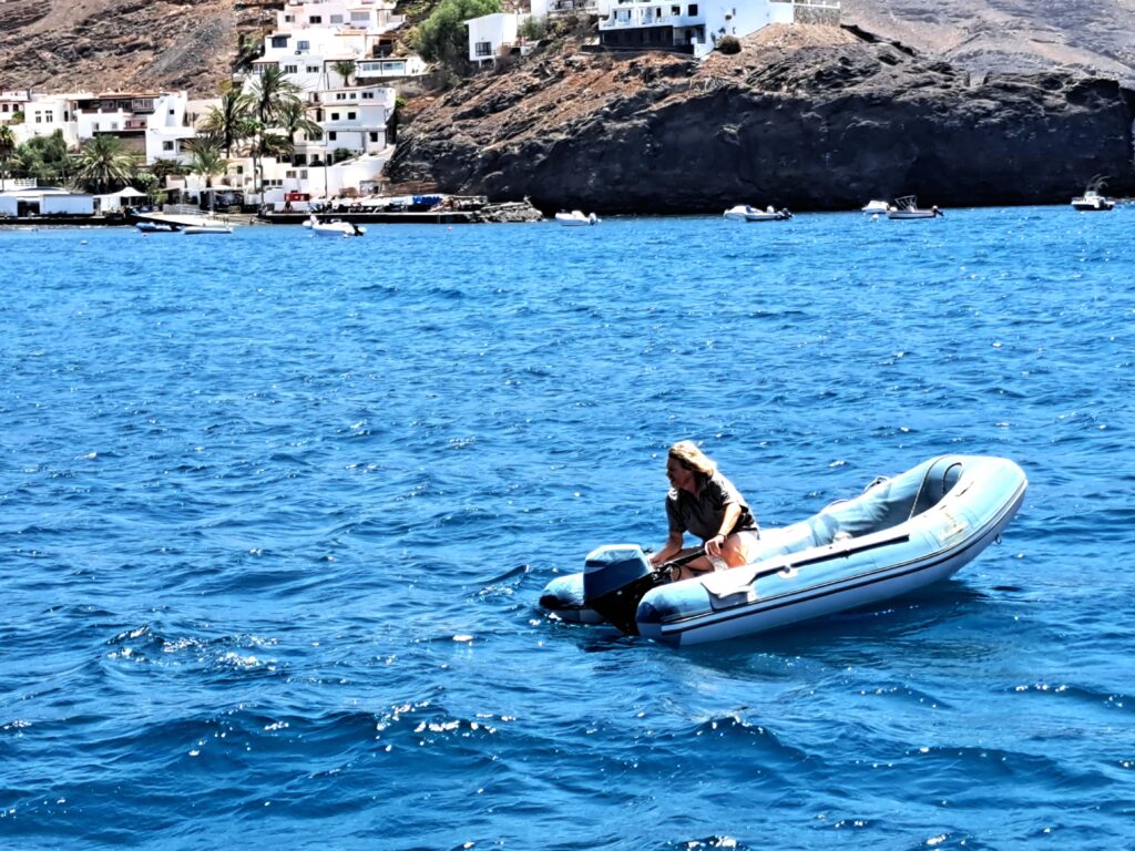 Gastbeitrag - Sabine und wie sie die Reise erlebte... 8 Bernd im Dinghieinsatz