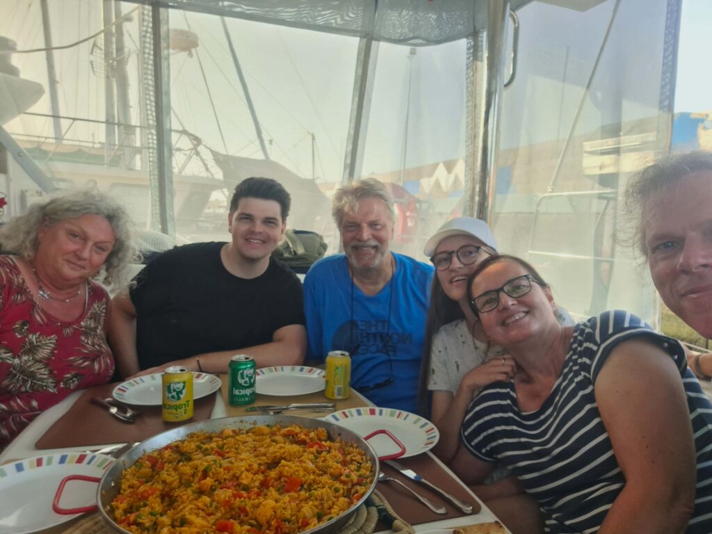 Hochseesegeln für Newcomer 17 Crew beim Paellaessen