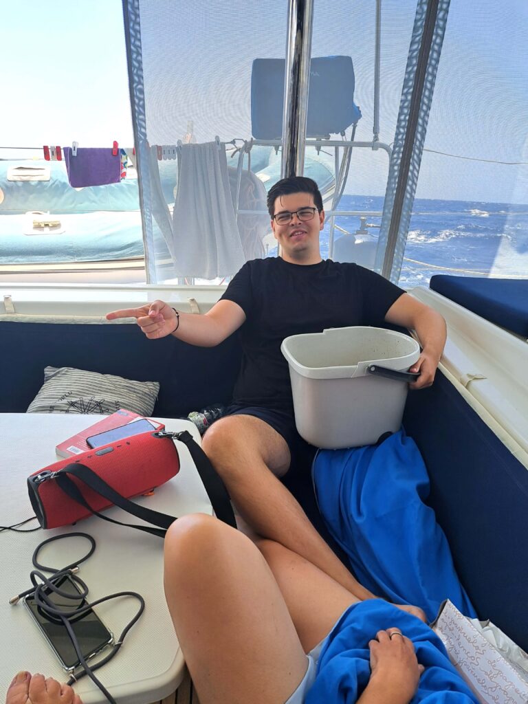 Hochseesegeln für Newcomer 18 Jonas mit Eimer