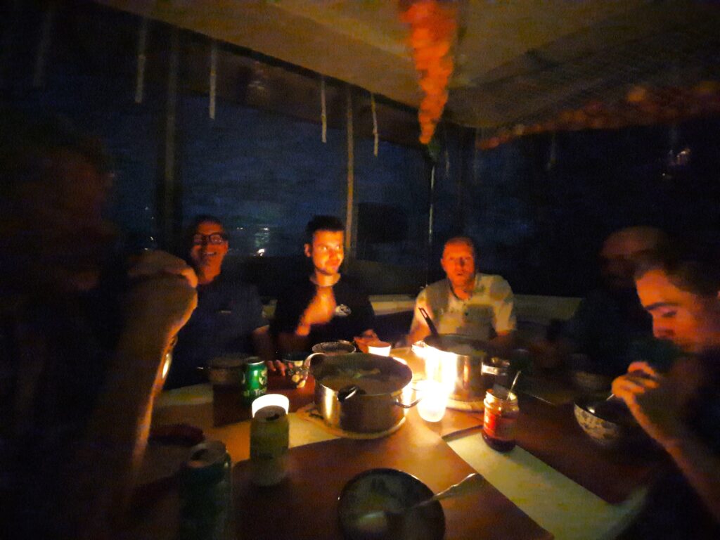 ARC 2023 Tagebuch - Tag 23 - 10. Tag auf See 7 Abendessen bei Kerzenschein
