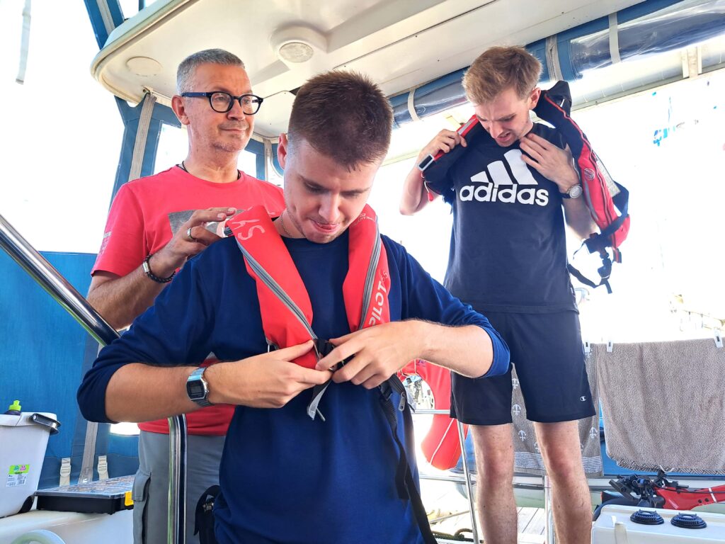 ARC 2023 Tagebuch - Tag 13 5 Anpassung der Schwimmwesten Robin und Jonas