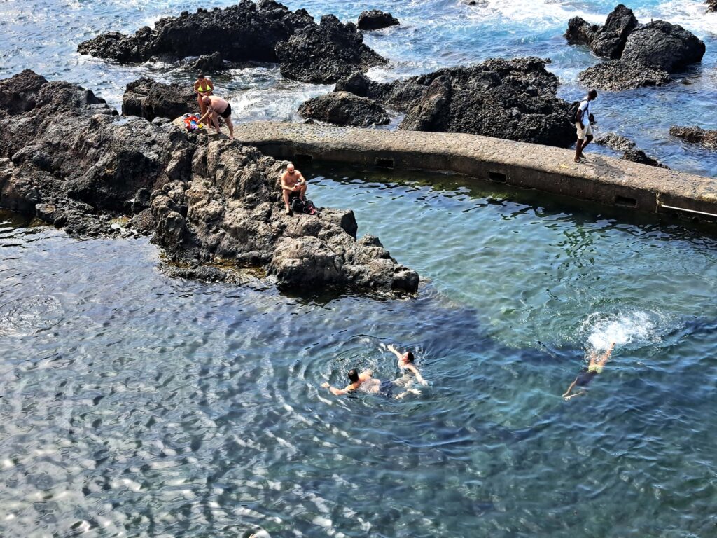 Schwimmen in tosender Brandung - Naturschwimmbäder auf der Kanareninsel La Palma 5 Badegaeste im La Fajana auf La Palma