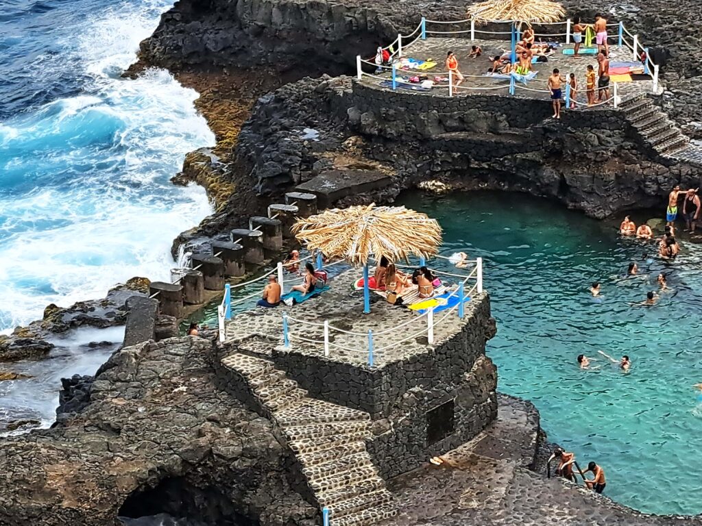 Schwimmen in tosender Brandung - Naturschwimmbäder auf der Kanareninsel La Palma 7 Charco Azul La Palma Badegaeste