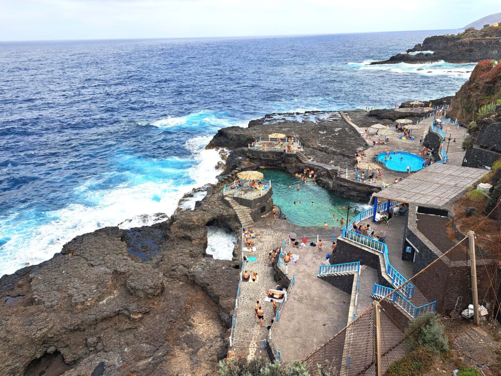 Schwimmen in tosender Brandung - Naturschwimmbäder auf der Kanareninsel La Palma 6 Charco Azul Ostkueste La Palma