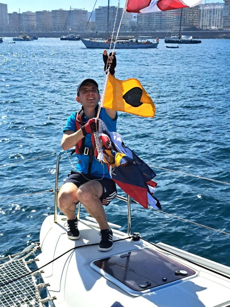 ARC 2023 Tagebuch - Tag 14 - 1. Tag auf See 9 Flaggengruss wird abgenommen