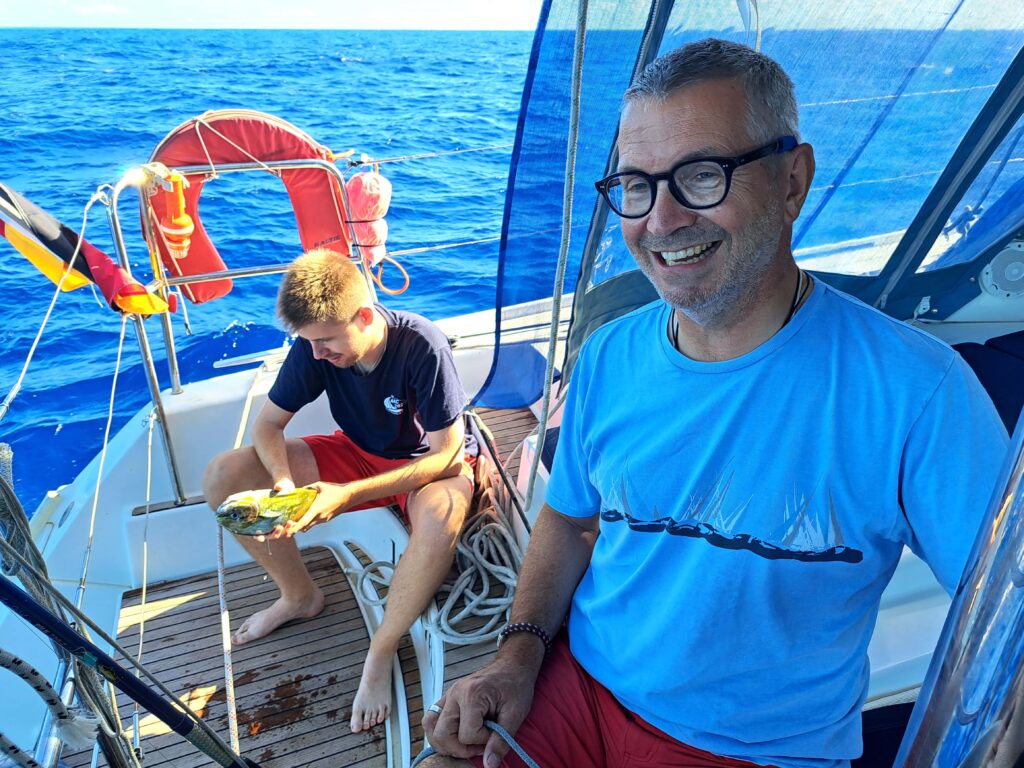 ARC 2023 Tagebuch - Tag 24 - 11. Tag auf See 4 Frank und Jonas freuen sich ueber den ersten eigenen Fisch