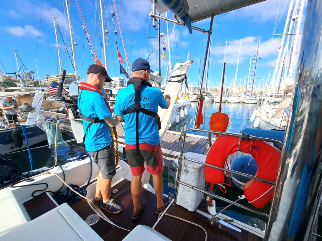 ARC 2023 Tagebuch - Tag 14 - 1. Tag auf See 4 Gangway wird eingeholt