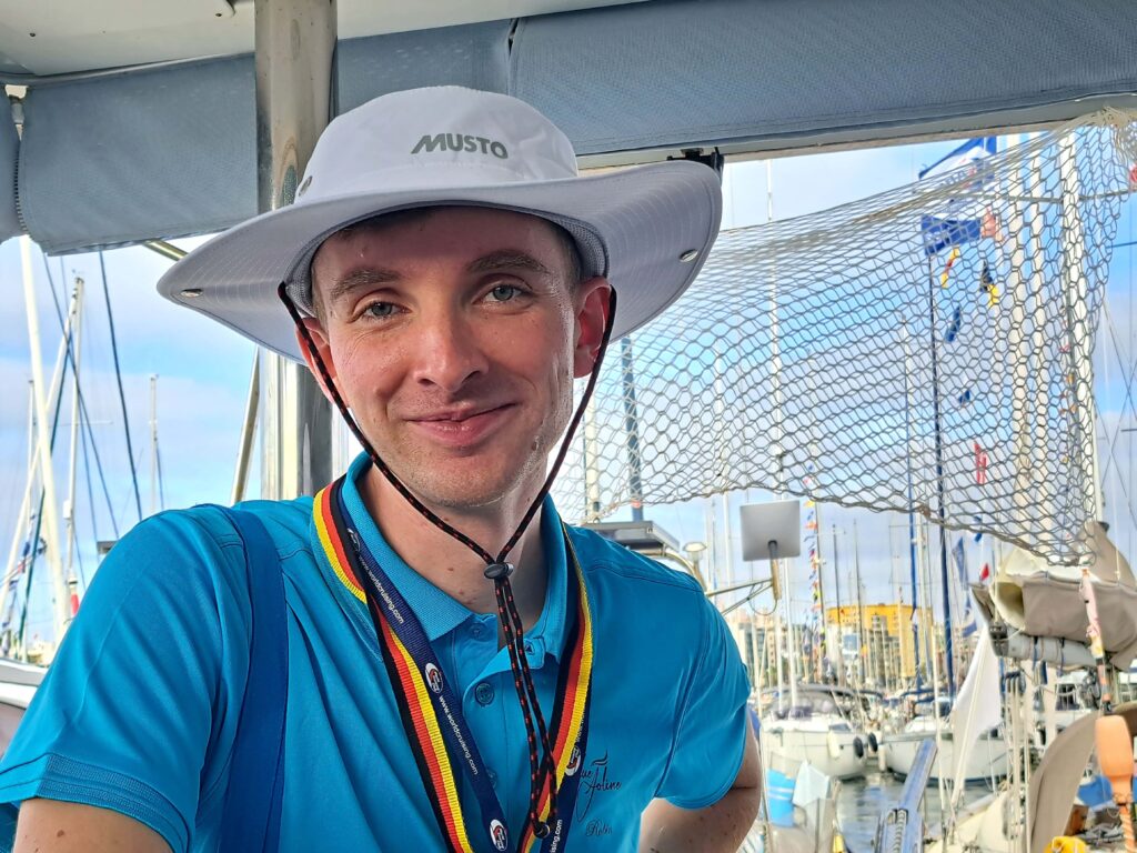 Gastbeitrag: Crewmitglied Robin - Gedanken vor der ersten Atlantiküberquerung 2 Robin mit Hut