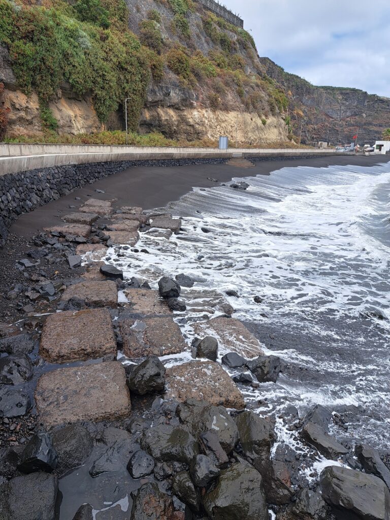 Schwimmen in tosender Brandung - Naturschwimmbäder auf der Kanareninsel La Palma 2 Schwarzer Sandstrand auf La Palma