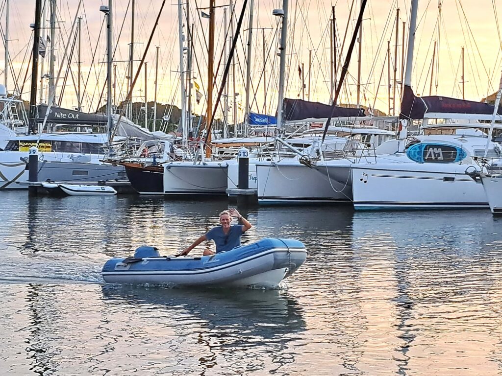 Segelrevier Karibikinsel St. Lucia 4 Bernd im Dinghi in der Rodney Bay Marina 1