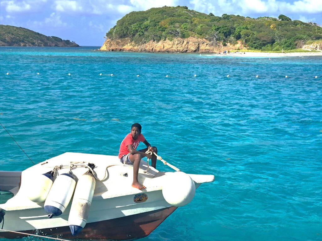Karibikinseln St. Vincent und die Grenadinen - Die Tobago Cays - eine Unterwasserwelt mit der Aktioncam beobachtet 3 Boot Boy