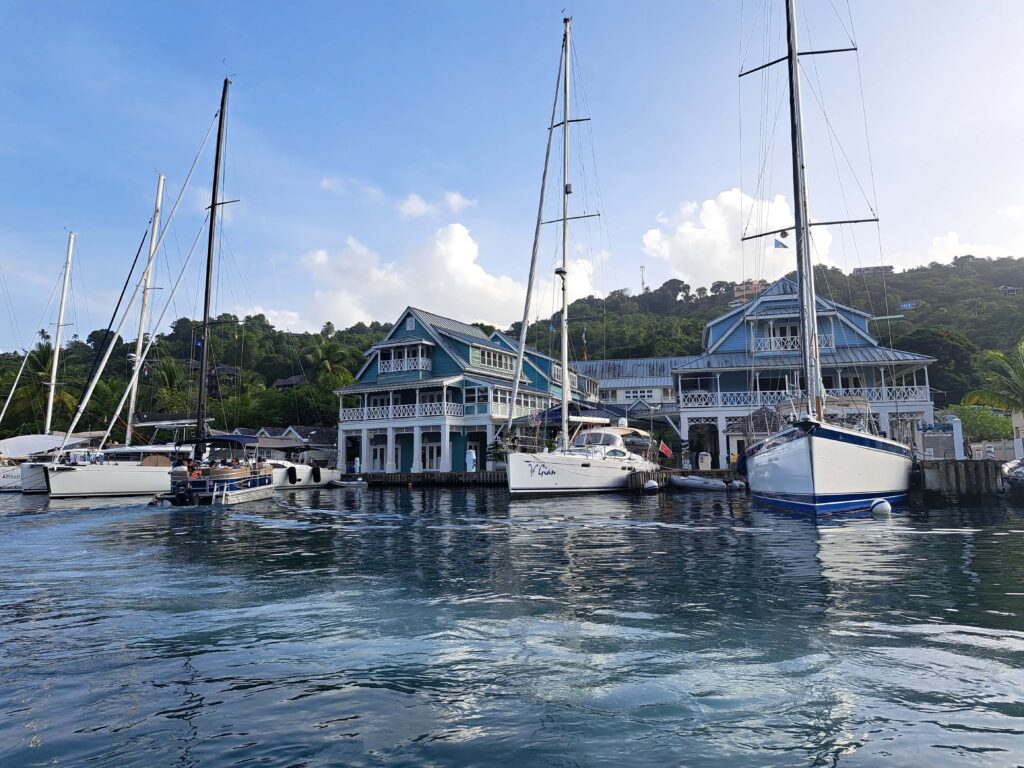 Segelrevier Karibikinsel St. Lucia 6 Hafen Marigot Bay Blaue Haeuser