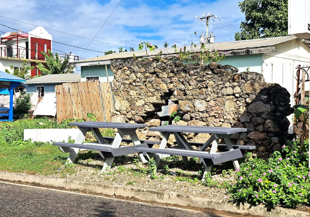 Karibikinsel St. Lucia - Rodney Bay und der Mount Pimard 6 Sitzbank mit Mauer