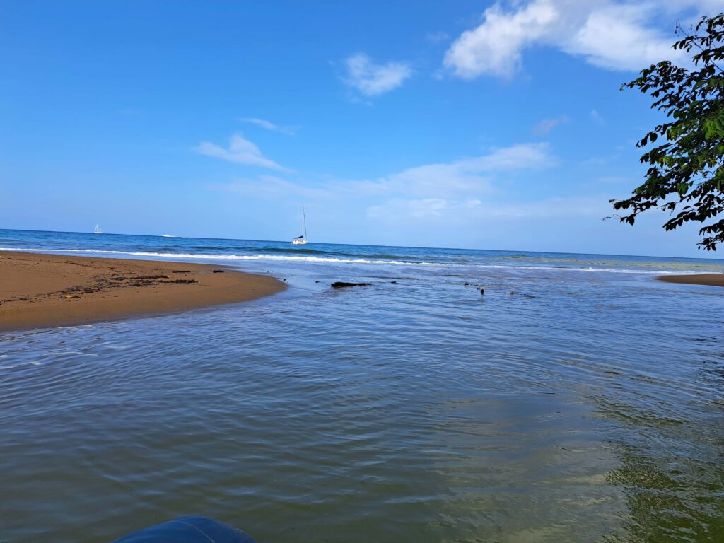Karibikinsel St Lucia - Marigot Bay und der Mangrovenwald des Roseau Fluss 8 Uebergang Meer FLuss Roseau