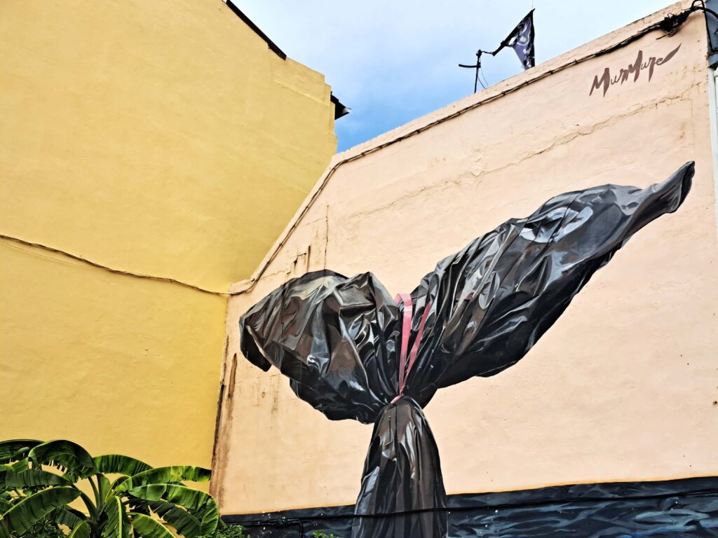 Streetart auf der französischen Karibikinsel Martinique - eine Fotodokumentation 11 Walschwanz verpackt