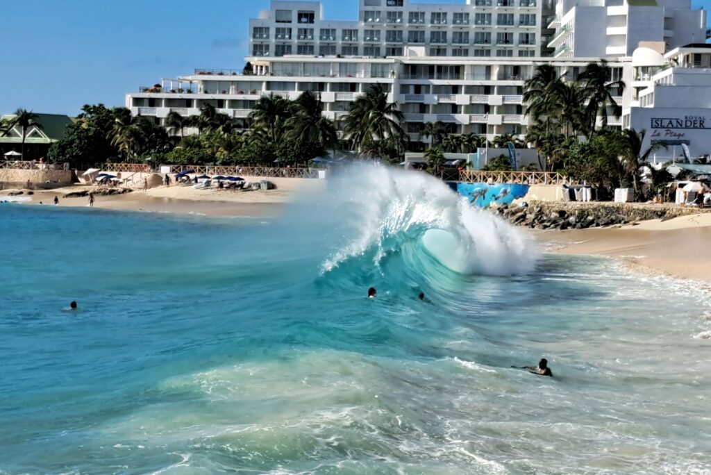 Maho - Beach - der Karibikstrand an der Flugzeuglandebahn 13 Aufgepeitschte Wellen