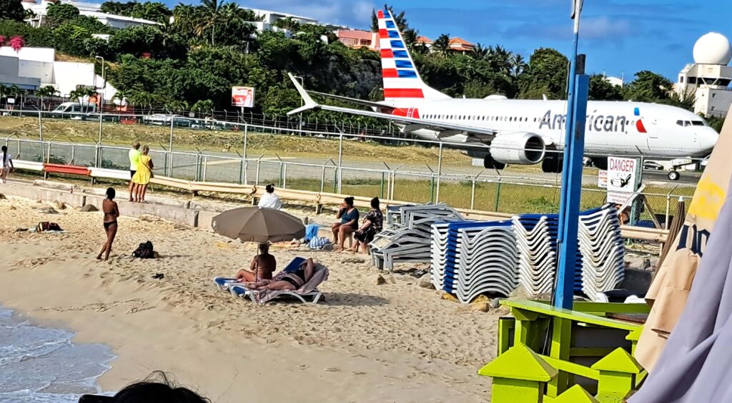 Maho - Beach - der Karibikstrand an der Flugzeuglandebahn 8 Cocktail an der Startbahn