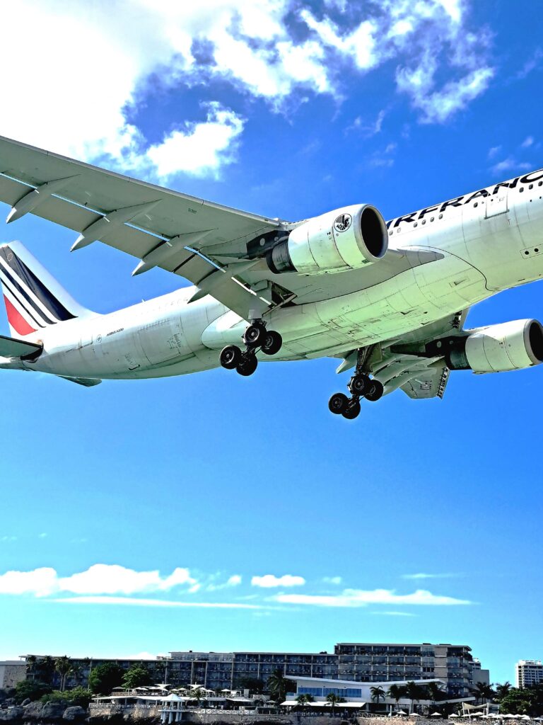 Maho - Beach - der Karibikstrand an der Flugzeuglandebahn 6 Flugzeug ganz nah