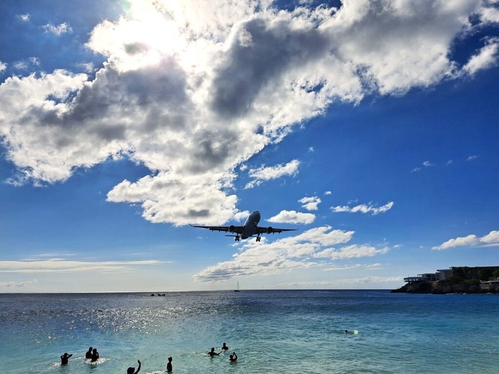 Maho - Beach - der Karibikstrand an der Flugzeuglandebahn 5 Flugzeug im Anflug