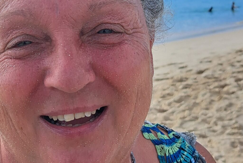 Maho - Beach - der Karibikstrand an der Flugzeuglandebahn 10 Sand im Gesicht