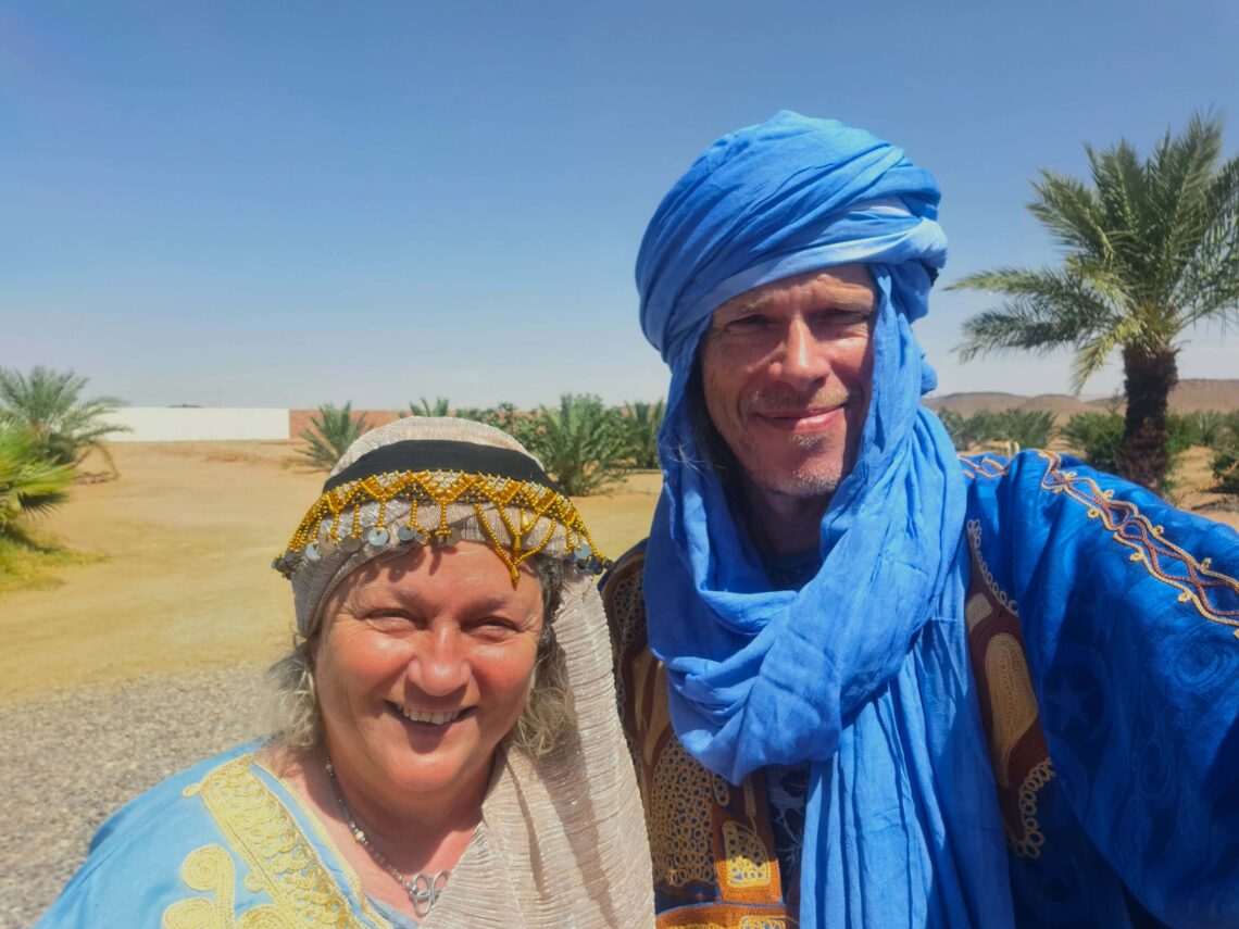 Marokko 1 Bernd und Petra in Wuestenmontur
