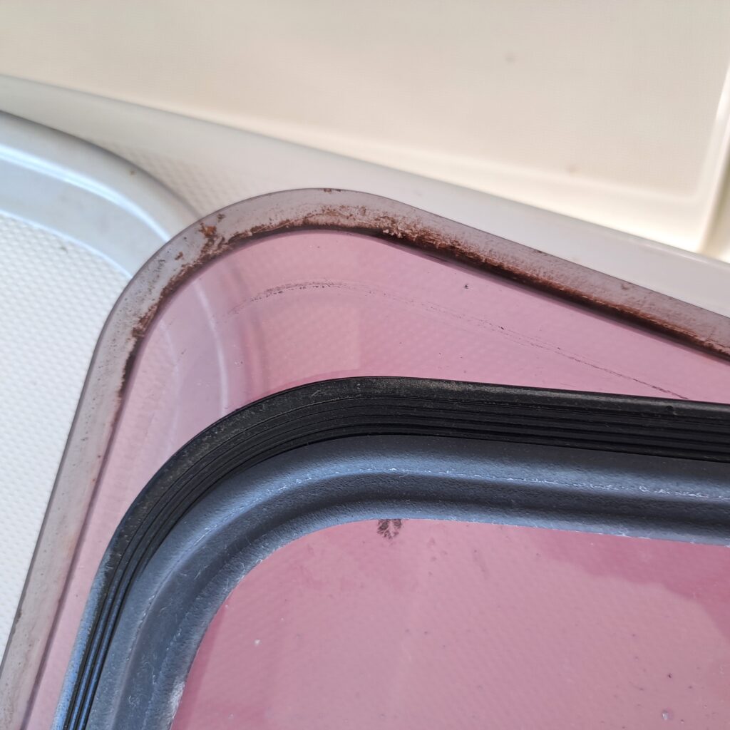 Endlich undichte Lewmar Luken abdichten in 7 Schritten 10 Häufigste Ursache für undichte Luken ist Schmutz bzw. Sand, der sich zwischen Glas und Dichtung setzt.