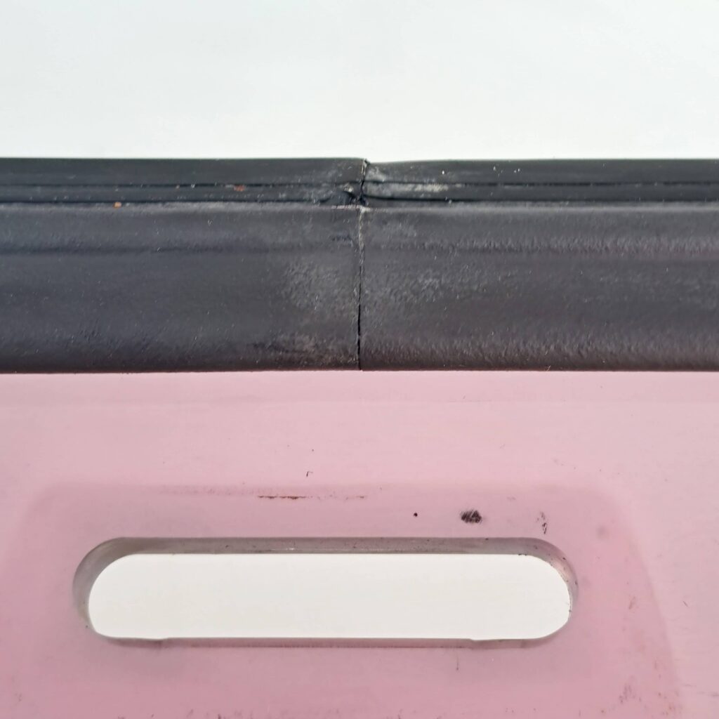 Endlich undichte Lewmar Luken abdichten in 7 Schritten 11 Alte DIchtung nach Reinigung neu montiert und geklebt.