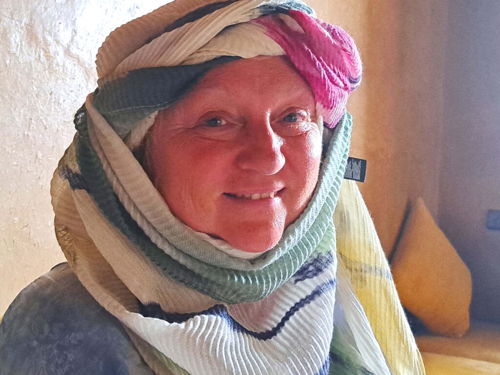Erkenntnisse eines Vagabunden - Ein Jahr mit dem Katamaran unterwegs... 2 Petra im Wuestenoutfit