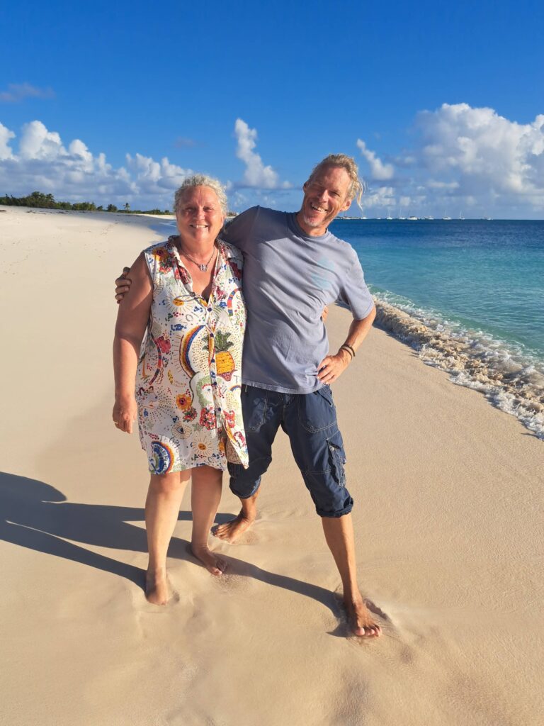 Erkenntnisse eines Vagabunden - Ein Jahr mit dem Katamaran unterwegs... 3 Petra und Bernd am Strand von Barbuda