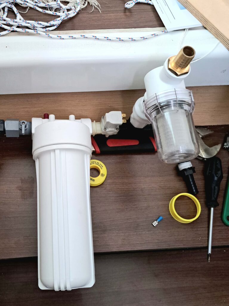 Filtereinheit des Wassermachers mit Vorfilter, Magnetventil und Kohlefilter