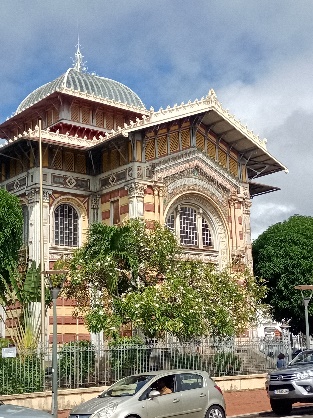 Ein Bild, das draußen, Gebäude, Landfahrzeug, Himmel enthält.  Automatisch generierte Beschreibung