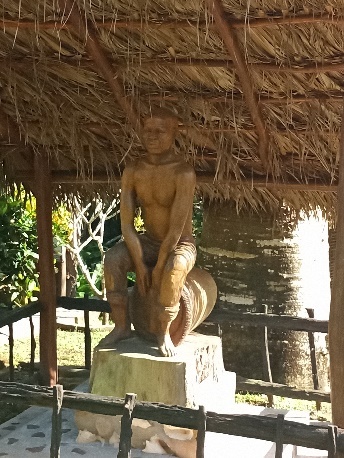 Ein Bild, das draußen, Gebäude, Statue, Gelände enthält.  Automatisch generierte Beschreibung