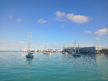 Ein Bild, das draußen, Himmel, Wasser, Boot enthält.  Automatisch generierte Beschreibung