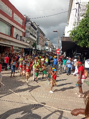 Ein Bild, das draußen, Schuhwerk, Himmel, Person enthält.  Automatisch generierte Beschreibung