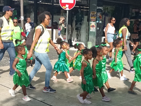 Ein Bild, das Kleidung, Person, Schuhwerk, draußen enthält.  Automatisch generierte Beschreibung