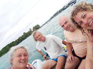 Ein Bild, das Person, draußen, Menschliches Gesicht, Lächeln enthält.  Automatisch generierte Beschreibung