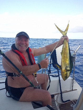 Ein Bild, das Wasser, Person, Big Game Fishing, Kleidung enthält.  Automatisch generierte Beschreibung