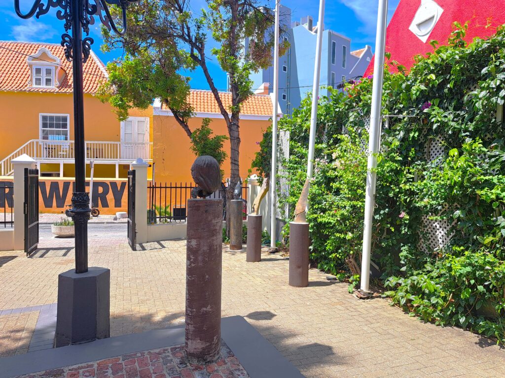 Eingang Kura Hulanda Village Skulpturen