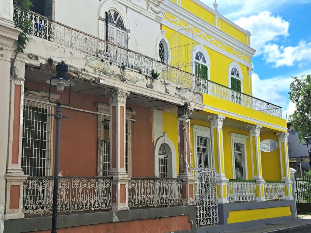 Segelrevier Puerto Rico - ein Erfahrungsbericht 18 Halb restaurierte Gebaeude