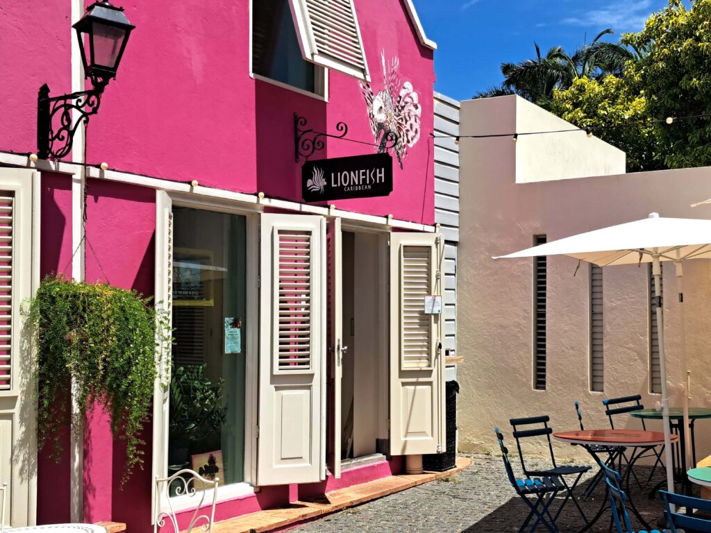 Kura Hulanda Village pinkes Haus