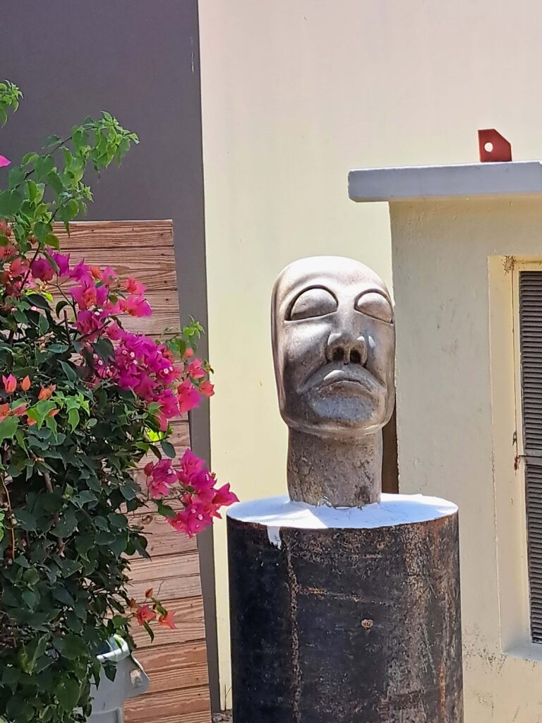 Skulptur Kopf mit geschlossenen Augen